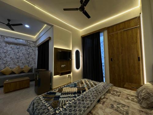 a large bedroom with a bed and a couch at Premium Studio Appartment in Māripat