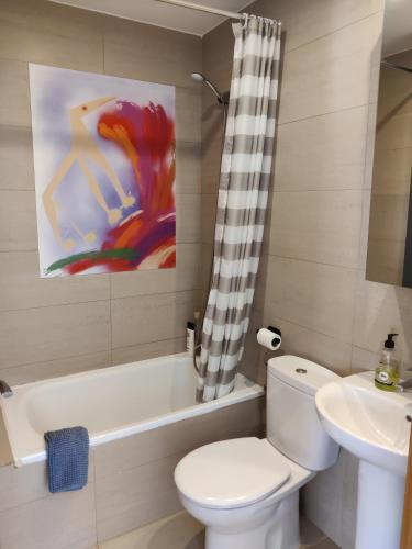 a bathroom with a white toilet and a sink at Apartamento Moderno en el Centro Navarrete in Navarrete