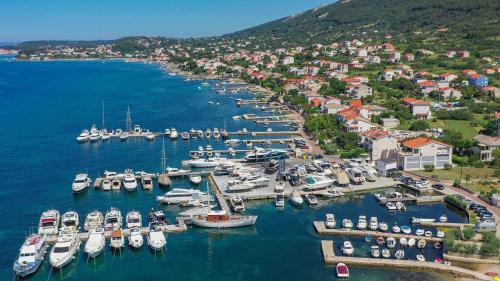 2 bedroom House with sea view and mooring