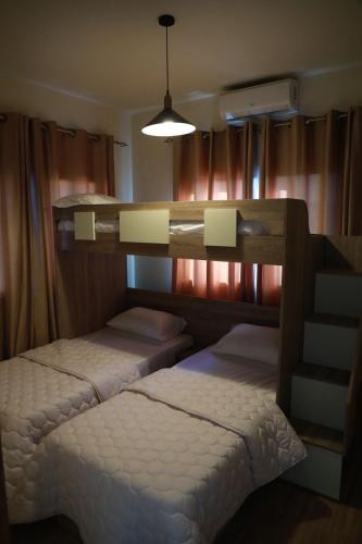 ein Schlafzimmer mit zwei Etagenbetten und einem Licht in der Unterkunft Angela chalet in Kfar Roummâne