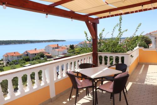 A 1 apartment with terrace garden and sea view