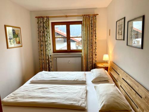 a bedroom with two beds and a window at Ferienwohnung Alpenrose Sommer-Hörnerbahnen kostenlos in Obermaiselstein