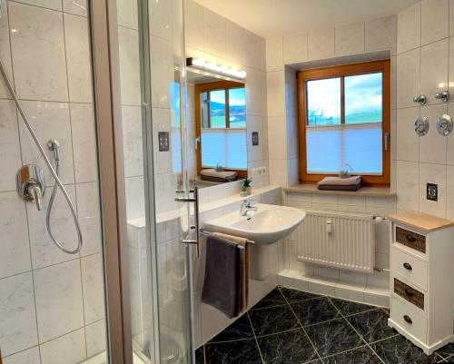a bathroom with a sink and a shower at Ferienwohnung Alpenrose Sommer-Hörnerbahnen kostenlos in Obermaiselstein