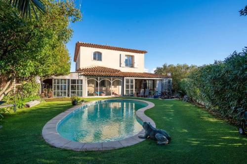 Villa Soleil d'Été Piscine , proche plage et centre ville sainte maxime