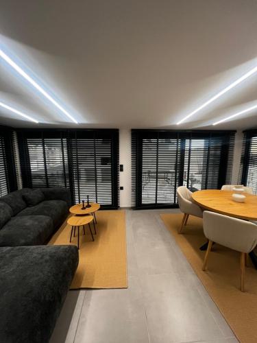 un soggiorno con un divano e un tavolo di BK Apartment a Xánthi