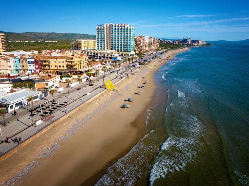 an aerial view of a beach with buildings and the ocean at Hotel Servigroup Koral Beach 4 Sup in Oropesa del Mar