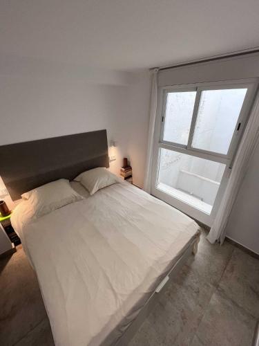a bedroom with a large bed with a large window at Centro Histórico - Beneficencia Flat in Valencia