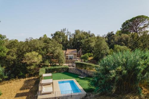 an aerial view of a backyard with a swimming pool at Finca Binibona Parc Natural in Binibona