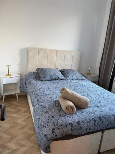 Le Cocon chic & cosy في ليل: غرفة نوم بها سرير عليه حيوان محشو