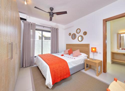 - une chambre avec un lit et une fenêtre dans l'établissement Corail Bleu Private Villas by LOV, à Bain Boeuf