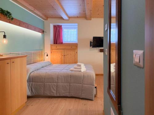 a bedroom with a large bed in a room at Dolomiti Nest in Tesero