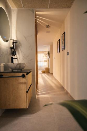a bathroom with a sink and a mirror at DozZze Julieta in Alicante