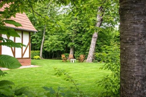 a yard with a gazebo with chairs and a table at De Cian in Saint-Valéry-sur-Somme