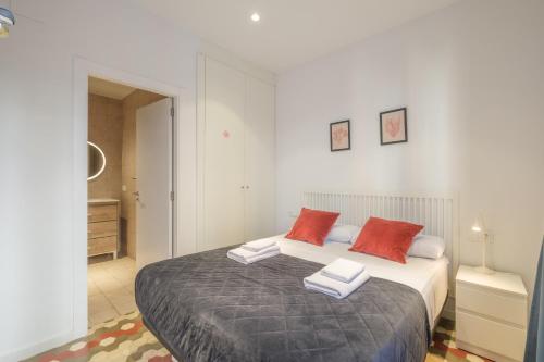 Apt with Antique Floor & lots of Sun Light