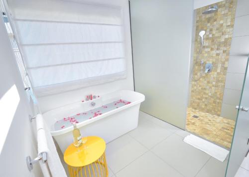 Kylpyhuone majoituspaikassa Corail Bleu Private Villas by LOV
