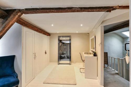 a room with a hallway with a door and a room with at Finest Retreats - Aarons in Painswick