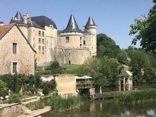 Le Blanc Spa في Nanteuil-en-Vallée: قلعة كبيرة تقع بجوار نهر
