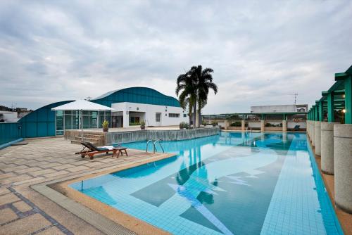 einem großen Pool vor einem Gebäude in der Unterkunft Ravipha Residences in Bangkok