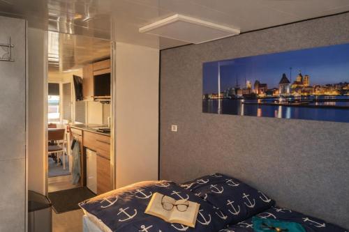 a hotel room with a picture of a city at ÖKO Budget Hausboot Retreat Mondschein in Stralsund