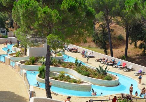 an overhead view of a pool at a resort at Camping Les Cigales - Aquatique Vacances in Le Muy