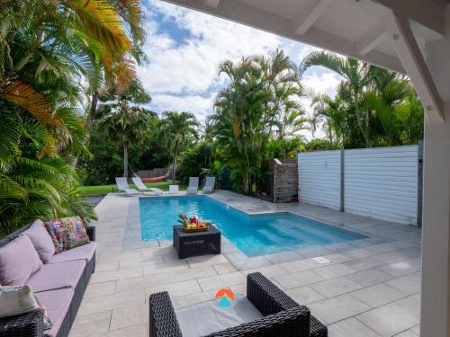 Swimmingpoolen hos eller tæt på Villa Logan