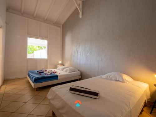 En eller flere senge i et værelse på Villa Logan