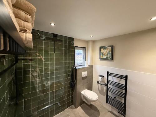 a bathroom with a toilet and a glass shower at Buitenverwachting in Heelweg