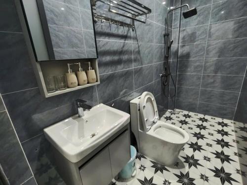 a bathroom with a sink and a toilet at Sơn Hà homestay in Ấp Bình Hưng