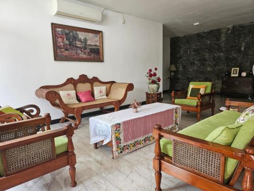 a living room with chairs and a table at Heritage Villa colombo7 in Colombo