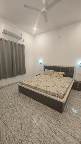 a bedroom with a bed in a room at Shree Karan Palace Family Guest House in Juliāsar