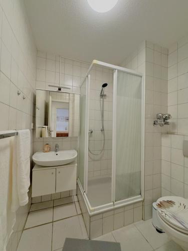 a bathroom with a shower and a sink and a toilet at Dein Apartment mit Queensize Bett im Erdgeschoss in Neukirchen-Vluyn