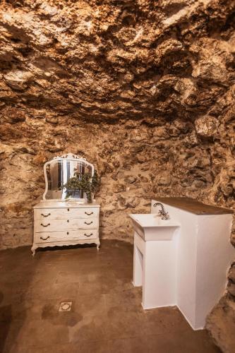 a bathroom with a white dresser and a mirror at Boutique Casa de los Pedraza in Baeza