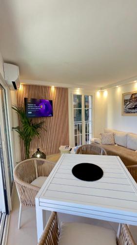 Bain De Soleil refait à neuf, bord de plage et piscine, proche de Saint Tropez