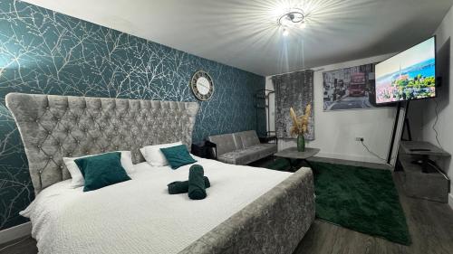 a bedroom with a bed with a teddy bear on it at Stylish Studio Flat JQ close to Villa Park & Utility Arena in Birmingham