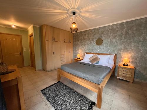 a bedroom with a bed and two night stands and two lamps at Villa Aniley in Ratzaklíon