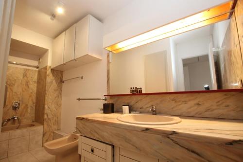 PROCHE CARLTON One bedroom Apartment