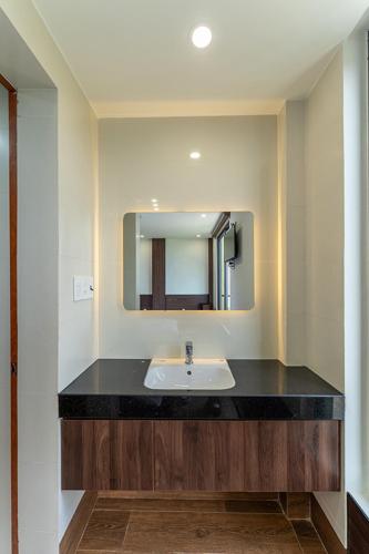 a bathroom with a sink and a mirror at Nhà Nghỉ Chiếc Nón in Thôn Dương Xuân Hạ