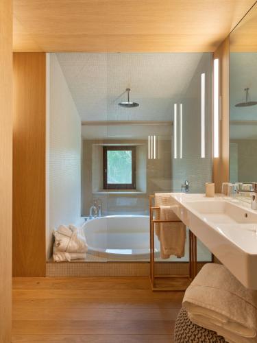 a bathroom with a tub and a sink at Villa privada de lujo Can Riera in Pujals dels Cavallers