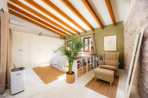 a bedroom with a bed and a chair at Casa Puresa in Artá