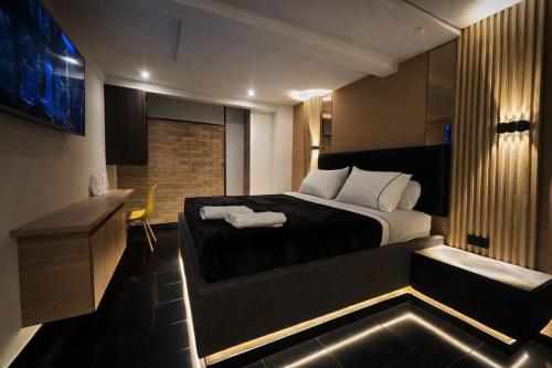 a bedroom with a bed and a desk in it at Hotel Biba Life - Chia in Chía