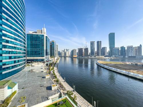 Ultra-Luxe Breathtaking Canal Views l Business Bay