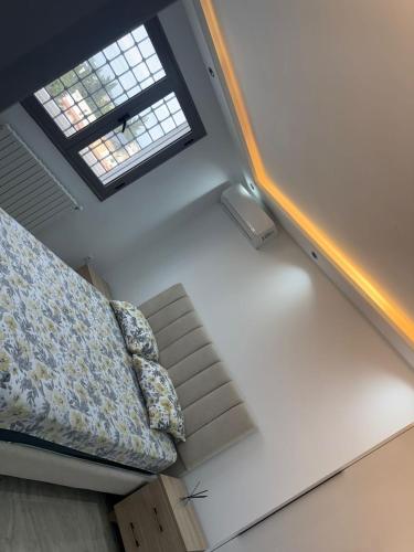 an overhead view of a bedroom with a bed and a window at Villa neuve avec une grande terrasse in Dar Tahar Zaouch