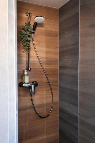 a shower in a bathroom with a plant at ÖKO Budget Hausboot Retreat Morgenrot in Stralsund