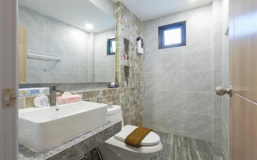 a bathroom with a white toilet and a sink at Beloved Bliss Pool Villa Bangsaen พูลวิลล่าบางแสนมีสไลด์เดอร์ in Chon Buri