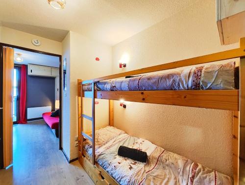 a bedroom with two bunk beds in a room at Charmant studio montagne - vue dégagée - pied des pistes in Mijoux