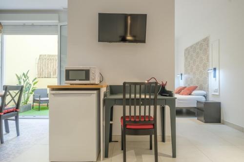 Chic & Comfortable Apartment, Private Terrace photo 17
