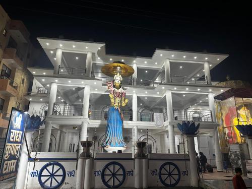 a large building with a statue in front of it at Shri radha kripalu dham in Vrindāvan