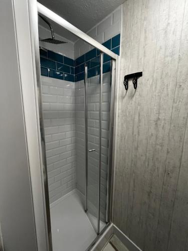 eine Dusche mit Glastür im Badezimmer in der Unterkunft The Innbetween in Pembroke Dock