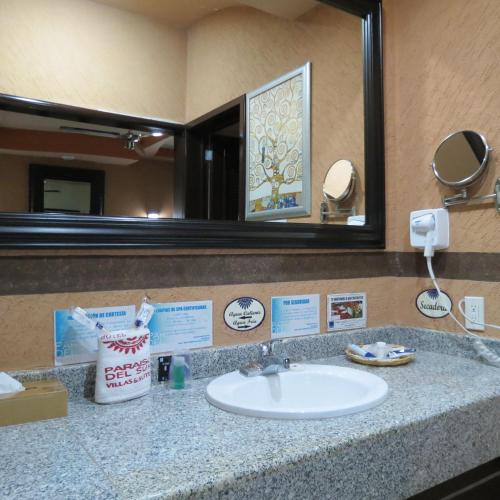 a bathroom counter with a sink and a mirror at Villas y Suites Paraiso del Sur in Cuernavaca