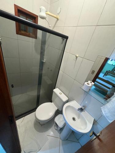 a bathroom with a toilet and a sink at Pousada Costa Rio - Conforto e Hospitalidade em Rio das ostras in Rio das Ostras